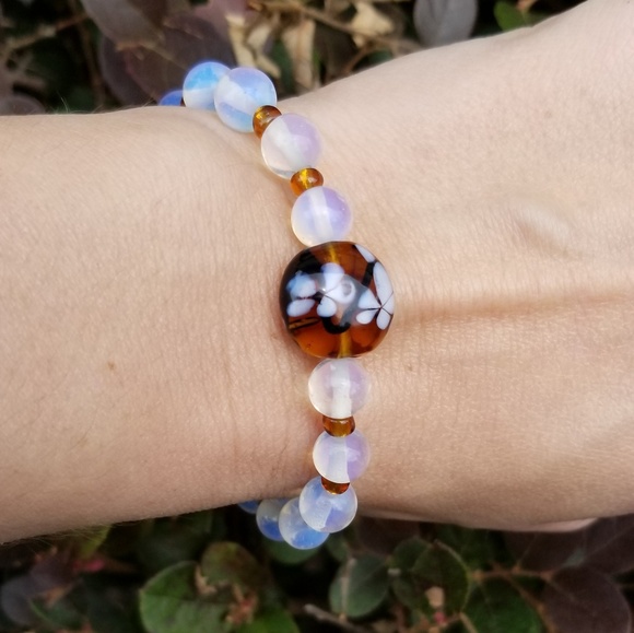 Beaded bracelet with flower crystal middle bead - Picture 2 of 3